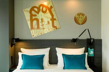 Фото номера Стандартный номер с кроватью размера &quot;queen-size&quot; Отель Motel One Warsaw-Chopin г. Варшава 7