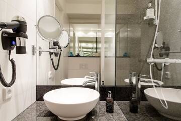 Фото номера Стандартный номер с кроватью размера &quot;queen-size&quot; Отель Motel One Warsaw-Chopin г. Варшава 2