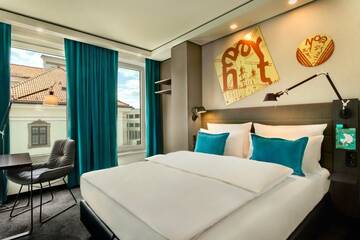 Фото номера Стандартный номер с кроватью размера &quot;queen-size&quot; Отель Motel One Warsaw-Chopin г. Варшава 6