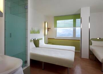 Фото номера Стандартный трехместный номер Отель ibis budget Warszawa Reduta г. Варшава 3