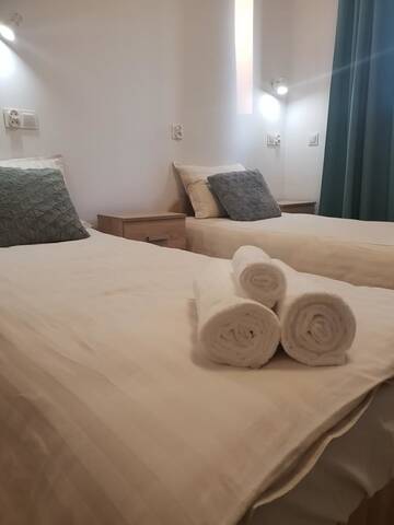 Фото номера Двухместный номер Делюкс с 1 кроватью и балконом Хостелы Hostel Mleczna г. Варшава 8