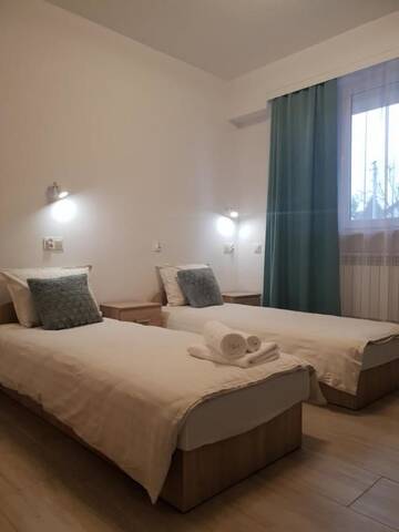 Фото номера Двухместный номер Делюкс с 1 кроватью и балконом Хостелы Hostel Mleczna г. Варшава 13