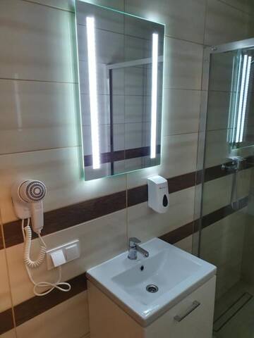 Фото номера Двухместный номер Делюкс с 1 кроватью и балконом Хостелы Hostel Mleczna г. Варшава 18
