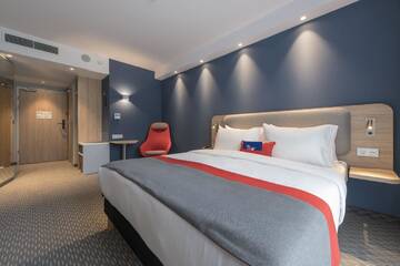 Фото номера Стандартный номер с кроватью размера &quot;queen-size&quot; Отель Holiday Inn Express Warsaw - Mokotow г. Варшава 5