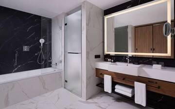 Фото номера Люкс Отель Radisson Collection Hotel, Warsaw г. Варшава 5