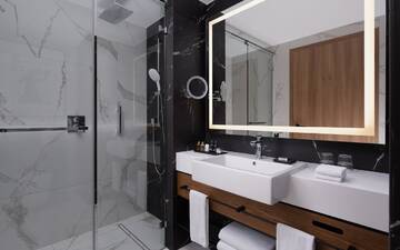 Фото номера Улучшенный номер Collection Отель Radisson Collection Hotel, Warsaw г. Варшава 3