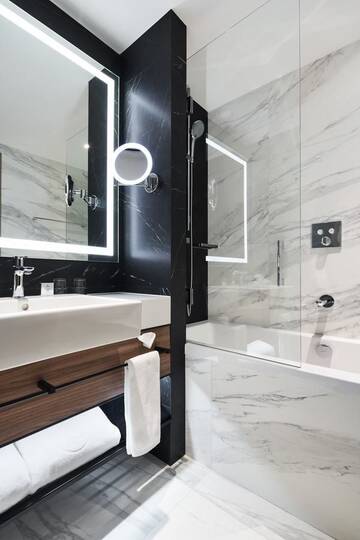 Фото номера Улучшенный номер Collection Отель Radisson Collection Hotel, Warsaw г. Варшава 2
