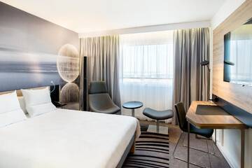 Фото номера Представительский номер с двуспальной кроватью Отель Novotel Warszawa Airport г. Варшава 2