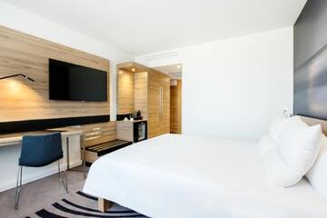 Фото номера Представительский номер с двуспальной кроватью Отель Novotel Warszawa Airport г. Варшава 5