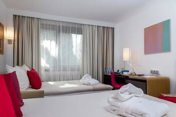 Фото номера Стандартный двухместный номер с 1 кроватью и диваном Отель Novotel Warszawa Airport г. Варшава 2