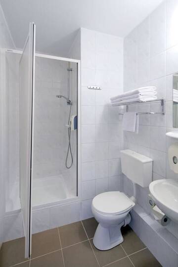Фото номера Стандартный трёхместный номер &quot;плюс&quot; Отель Start Hotel Aramis г. Варшава 6
