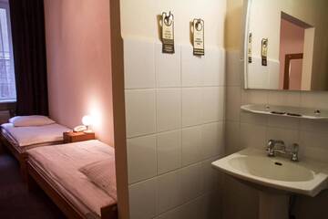 Фото номера Двухместный номер с 1 двуспальной или 2 отдельными кроватями, ванная комната за пределами номера Отель Hotel Mazowiecki г. Варшава 18