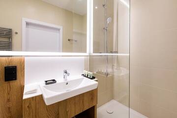Фото номера Номер Делюкс с 1 кроватью размера «king-size» Отель Courtyard by Marriott Warsaw Airport г. Варшава 4