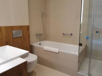 Фото номера Полулюкс Отель Courtyard by Marriott Warsaw Airport г. Варшава 5