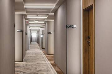Фото номера Улучшенный номер с 2 двуспальными кроватями Отель Courtyard by Marriott Warsaw Airport г. Варшава 5