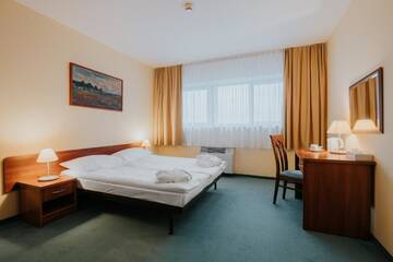 Фото номера Улучшенные апартаменты Отель Sangate Hotel Airport г. Варшава 4