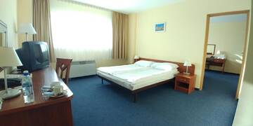 Фото номера Семейный номер (для 2 взрослых и 2 детей) Отель Sangate Hotel Airport г. Варшава 2