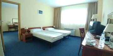 Фото номера Семейный номер (для 2 взрослых и 2 детей) Отель Sangate Hotel Airport г. Варшава 3