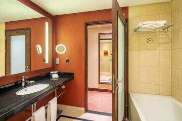 Фото номера Двухместный номер с 2 отдельными кроватями Отель Hilton Warsaw Hotel г. Варшава 4
